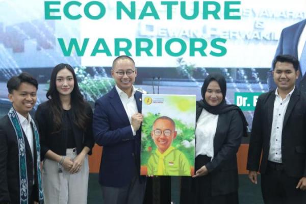 Wakil Ketua MPR RI Eddy Soeparno (tengah) dalam diskusi dan rencana aksi menyelamatkan lingkungan dalam gerakan Eco Nature Warriors yang diinisiasi Gen Smart Indonesia (Foto: Humas MPR) 