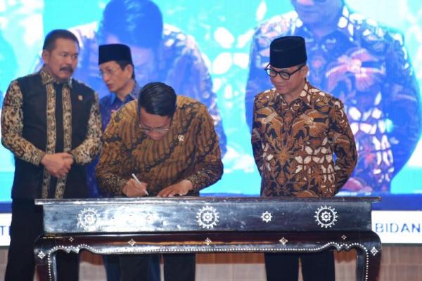 Penandatanganan Nota Kesepahaman antara Mendes PDT Yandri Susanto bersama Menteri Hukum Supratman Andi Agtas (Foto: Ist) 