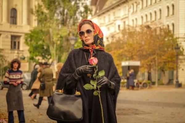 Angelina Jolie dalam film Maria. Ia berperan sebagai Maria Callas, penyanyi opera termashyur pada zamannya. (FOTO: NETFLIX) 