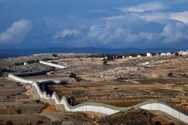 Bagian selatan Tepi Barat yang diduduki Israel dan tembok yang memisahkan Israel dan Tepi Barat, seperti terlihat dari dekat Kibbutz Lahav di Israel selatan, 23 Januari 2025. REUTERS 