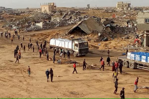 Warga Palestina berusaha mengambil bantuan dari truk di Rafah, Jalur Gaza selatan, 23 Januari 2025. REUTERS 