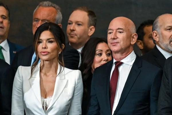 Lauren Sanchez mengenakan setelan jas putih dan bra putih, dengan Jeff Bezos mengenakan kemeja dan celana hitam di acara pelantikan Presiden Donald Trump. (FOTO: REUTERS) 