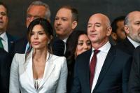 Lauren Sanchez mengenakan setelan jas putih dan bra putih, dengan Jeff Bezos mengenakan kemeja dan celana hitam di acara pelantikan Presiden Donald Trump. (FOTO: REUTERS)