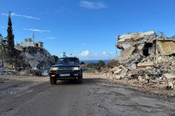 Sebuah mobil melaju melewati bangunan yang rusak di Naqoura, dekat perbatasan dengan Israel, Lebanon selatan, 23 Januari 2025. REUTERS 