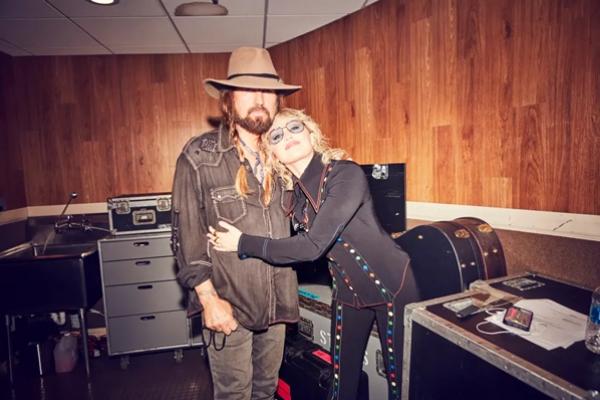 Miley Cyrus tak Berminat Memperbaiki Hubungan dengan Ayahnya Penyanyi Country Billy Ray Cyrus