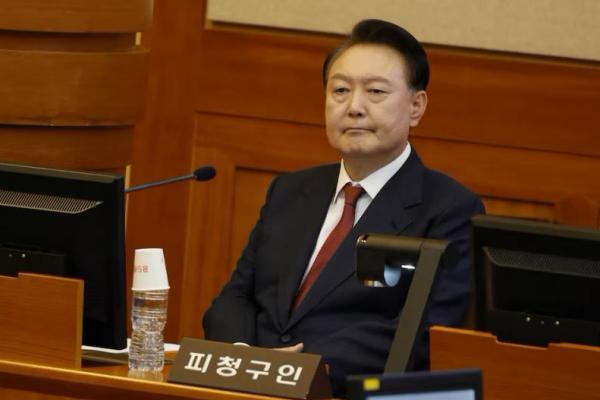 Presiden Korea Selatan Yoon Suk Yeol yang dimakzulkan menghadiri sidang keempat pemakzulannya di Mahkamah Konstitusi di Seoul, Korea Selatan, 23 Januari 2025. Foto via REUTERS 