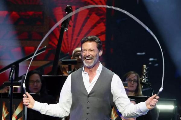 Mengeluh soal Ryan Reynolds, Inilah yang Dilakukan Hugh Jackman untuk Membalas di Konser Musiknya