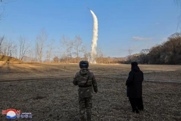 Pemimpin Korea Utara Kim Jong-un terlihat selama uji coba rudal jelajah strategis di lokasi yang dirahasiakan, 25 Januari 2025, dalam foto yang dirilis pada 26 Januari 2025. KCNA via REUTERS 