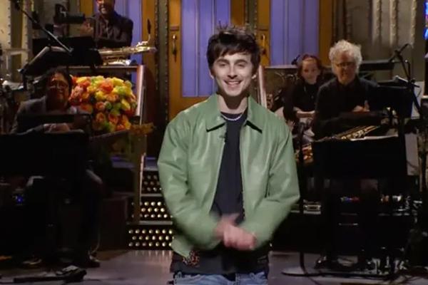 Timothee Chalamet tampil di SNL 11 yang mengolok-olok dirinya sendiri pada Sabtu (25/1/2025). (FOTO: NBC) 