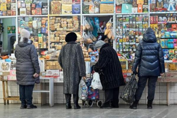 Pelanggan mengantre di luar kios di pasar makanan di kota Omsk, Siberia, Rusia, 29 November 2024. REUTERS 