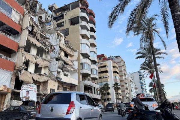 Mobil-mobil melaju melewati bangunan yang rusak di dekat Corniche, di Tyre, Lebanon 24 Januari 2025. REUTERS 