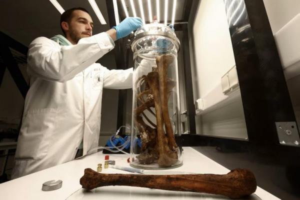 Ilmuwan Belgia Clement Martin, yang bekerja dengan polisi federal Belgia untuk meniru bau tulang di laboratoriumnya di Gembloux, Belgia 15 Januari 2025. REUTERS 