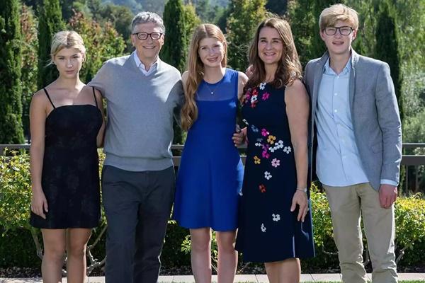 Bill dan Melinda Gates bersama anak-anak mereka pada tahun 2018. (FOTO: INSTAGRAM) 