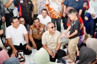 Kepala Badan Pangan Nasional/National Food Agency (NFA)  Arief Prasetyo Adi mendampingi Menko Pangan Zulkifli Hasan menyalurkan bantuan pangan kepada korban banjir di Pekalongan, Jawa Tengah, Sabtu (25/1/2025).(foto:NFA)