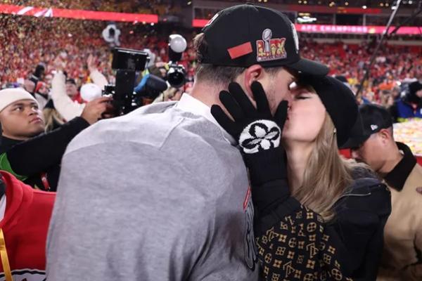 Taylor Swift dan Travis Kelce berciuman di lapangan merayakan kemenangan Kansas City Chiefs vs  Buffalo Bill, Minggu (26/1/2025). (FOTO: GETTY IMAGE) 