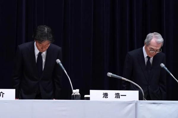 Presiden Fuji TV Koichi Minato, kiri, dan ketua Shuji Kano membungkuk di awal konferensi pers di kantor pusat perusahaan di Tokyo. (FOTO: AFP) 