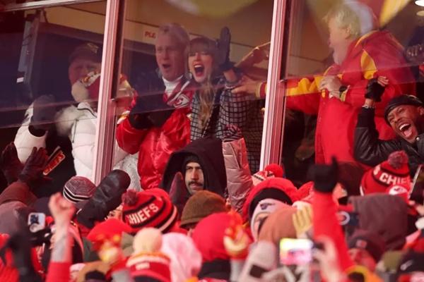 Taylor Swift nonton pertandingan Chiefs melawan Buffalo Bills pada Minggu (26/1/2025). (FOTO: GETTY IMAGE) 