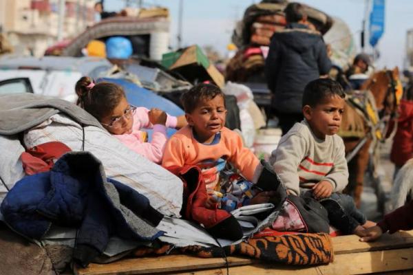 Anak-anak Palestina menunggu untuk diizinkan kembali ke rumah mereka di Gaza utara, di Jalur Gaza tengah, 26 Januari 2025. REUTERS 