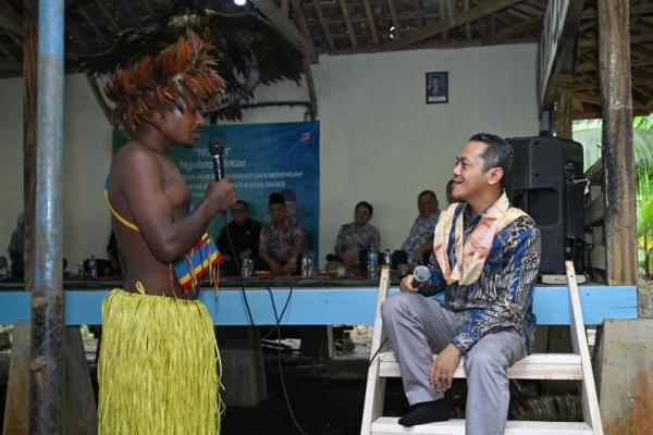 Wakil Menteri Pendidikan Dasar dan Menengah (Wamendikdasmen), Fajar Riza Ul Haq dalam kunjungan kerjanya ke SMK Bakti Karya Parigi di Kabupaten Pangandaran, Jawa Barat, Sabtu (Foto: Ist) 