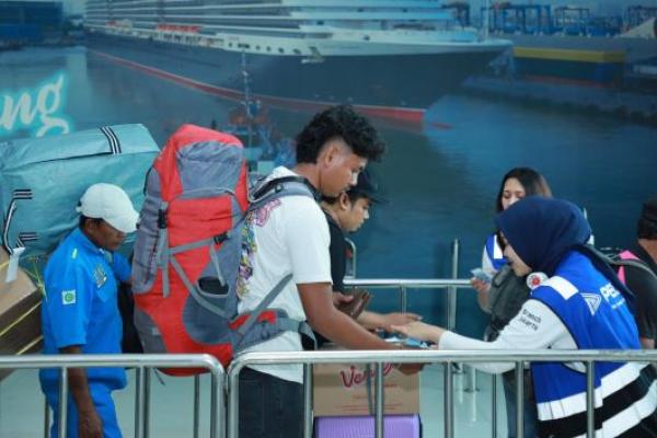 Proses boarding penumpang di Pelabuhan Soekarno Hatta, Makassar, Sulawesi Selatan. Foto: pelni/katakini 