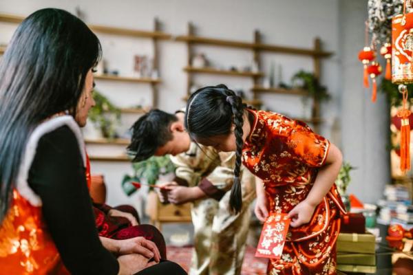 Ilustrasi - Pemberian angpao dalam tradisi Imlek (Foto: Unsplash/RDNE Stock project)  