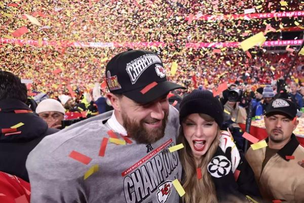 Taylor Swift dan Travis Kelce merayakan kemenangan Kansas City Chiefs vs  Buffalo Bill, Minggu (26/1/2025). (FOTO: GETTY IMAGE) 