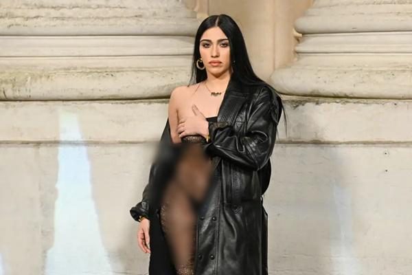 Paris Fashion Week, Putri Madonna Lourdes Leon Tampil Berani dengan Catsuit Saint Laurent Homme