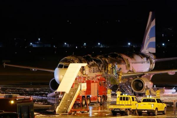 Petugas pemadam kebakaran bekerja di pesawat Air Busan yang terbakar di Bandara Internasional Gimhae di Busan, Korea Selatan, 29 Januari 2025. Yonhap via REUTERS 