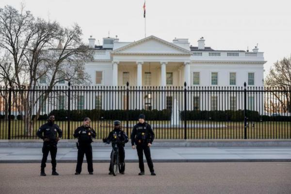 Polisi Dinas Rahasia AS berjaga di luar Gedung Putih di Washington, AS, 28 Januari 2023. REUTERS 