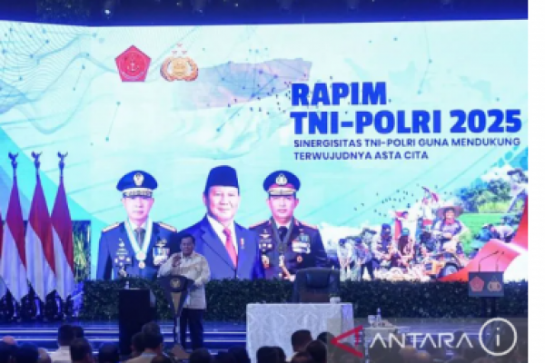 Presiden Prabowo Subianto saat memberikan arahan kepada jajaran prajurit TNI dan anggota Polri saat Rapat Pimpinan (Rapim) TNI-Polri Tahun 2025 di Jakarta, Kamis (30/1/2025)..(foto:Antara) 