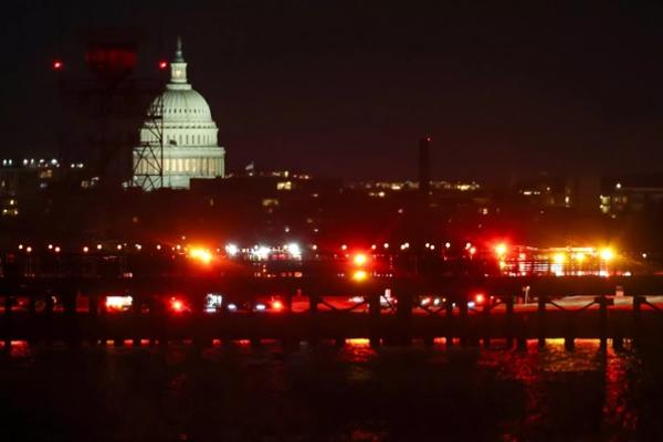 Unit tanggap darurat berkumpul di landasan pacu saat operasi pencarian dan penyelamatan sedang berlangsung di Sungai Potomac di Bandara Ronald Reagan Washington pada tanggal 29 Januari 2025 di Arlington, Virginia. Sebuah pesawat American Airlines dari Wichita, Kansas bertabrakan dengan sebuah helikopter saat mendekati Bandara Nasional Ronald Reagan. (FOTO: GETTY IMAGE) 