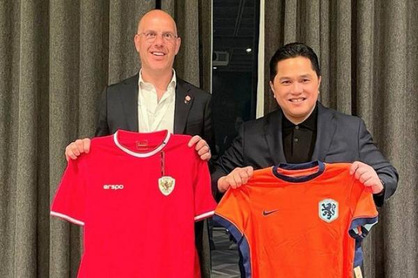 Ketua Umum PSSI Erick Thohir dan Sekretaris Jenderal KNVB, Gijs de Jong. Foto: pssi 