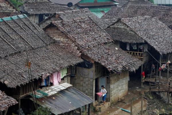 Pengungsi yang melarikan diri dari Myanmar terlihat di rumah panggung mereka di kamp pengungsi Mae La, distrik Mae Sot, provinsi Tak, utara Bangkok 21 Juli 2014. REUTERS 