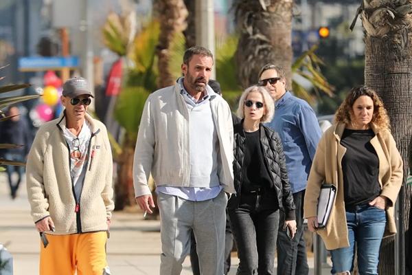 Ben Affleck menjadi relawan di perkemahan tunawisma di Los Angeles setelah ribuan rumah hancur akibat kebakaran hutan. (FOTO: 17ONLINE.COM) 