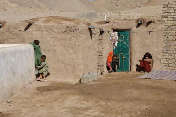 Anak-anak Afghanistan bermain di luar rumah lumpur di desa Markhor-e-Sufla, Herat, Afghanistan, 26 Oktober 2024. REUTERS 