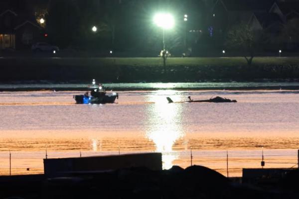 Tim penyelamat di atas perahu bekerja di samping reruntuhan helikopter Black Hawk, setelah bertabrakan dengan penerbangan American Eagle 5342, yang mendekati Bandara Nasional Reagan Washington, dan jatuh ke Sungai Potomac, di luar Washington, AS, 30 Januari 2025. REUTERS 