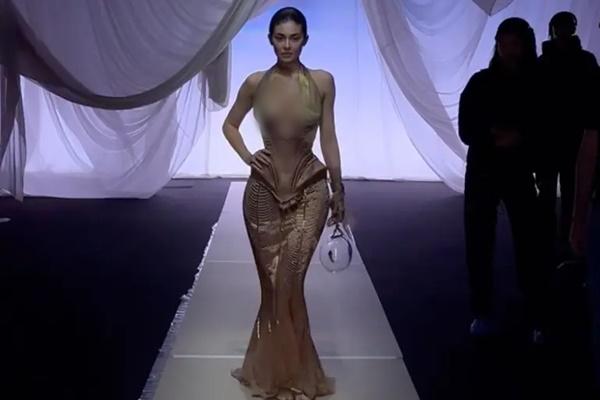 Paris Couture Week, Kylie Jenner Tampil dengan Gaun Berumur 27 Tahun Karya Jean Paul Gaultier. (FOTO: INSTAGRAM) 