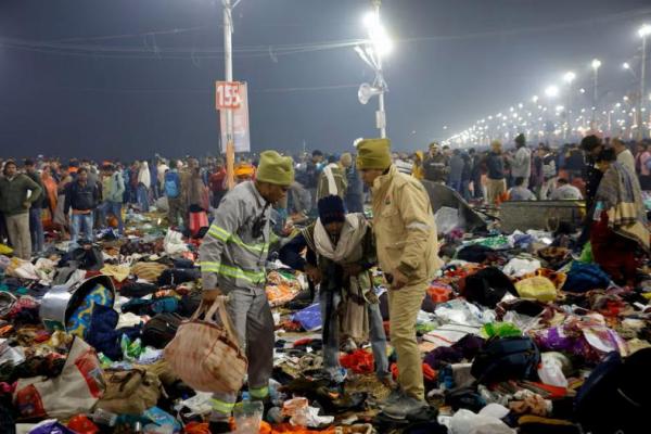 Petugas keamanan membantu seseorang setelah Festival Teko, di Prayagraj, yang sebelumnya dikenal sebagai Allahabad, India, 29 Januari 2025. REUTERS 