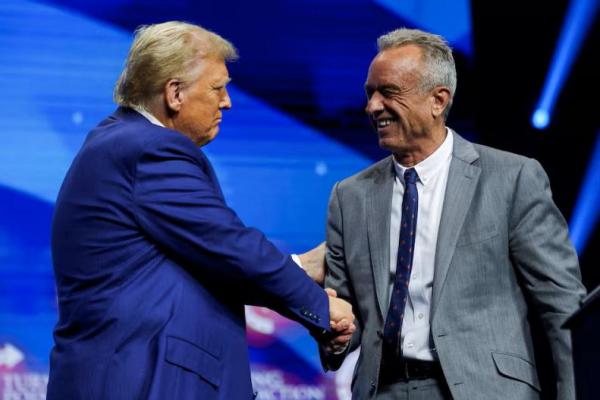 Robert F. Kennedy Jr. dan calon presiden dari Partai Republik AS Donald Trump saling menyapa di acara kampanye di Duluth, Georgia, AS, 23 Oktober 2024. REUTERS 