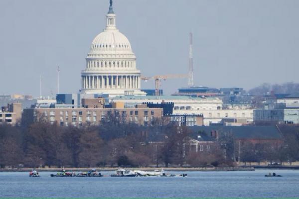 Tim pencarian dan penyelamatan bekerja di lokasi tabrakan American Eagle 5342 dan helikopter Black Hawk di Sungai Potomac, seperti yang terlihat dari Virginia, AS, 30 Januari 2025. REUTERS 