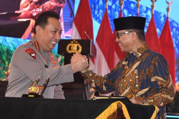 Mendes PDT Yandri Susanto menandatangani Nota Kesepahaman (Memory of Understanding) dengan Kapolri Jenderal Listyo Sigit Prabowo (Foto: Kemendes PDT) 