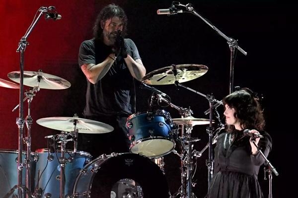 Dave Grohl dan Violet Grohl di Konser Amal FireAid di The Kia Forum pada tanggal 30 Januari 2025 di Inglewood. (FOTO: GETTY IMAGE) 