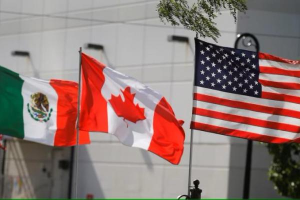 Bendera AS, Kanada, dan Meksiko berkibar berdampingan di Detroit, Michigan, AS, 29 Agustus 2018. REUTERS 