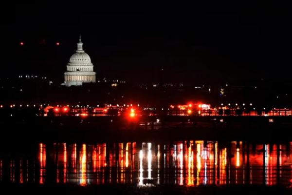 Personel darurat bekerja di dekat lokasi tabrakan pesawat, dengan latar belakang Gedung Capitol AS, di Sungai Potomac, AS, 30 Januari 2025. REUTERS 