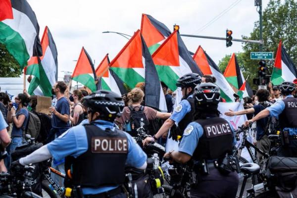 Petugas polisi di samping demonstran setelah perkemahan pro-Palestina dibongkar di Chicago, Illinois, AS, 16 Mei 2024. REUTERS 