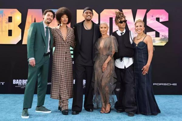 (Kiri-kanan:) Trey Smith, Willow Smith, Will Smith, Jada Pinkett Smith, Jaden Smith dan Gammy Norris di pemutaran perdana `Bad Boys: Ride Or Die` di Los Angeles pada tahun 2024. (FOTO: GETTY IMAGE) 