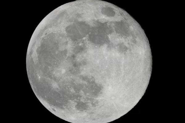 Bulan purnama, yang dikenal sebagai bulan Hunter, terbit di pulau Gran Canaria. Spanyol, 17 Oktober 2024. REUTERS 