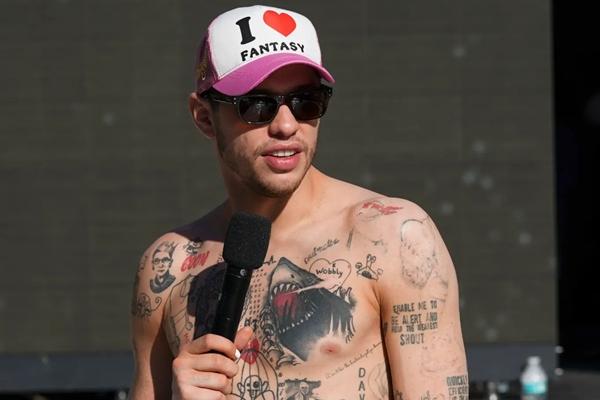 Punya 200 Tato, Pete Davidson akan Menghapusnya hingga Tersisa Tiga Gambar Favoritnya. (FOTO: GETTY IMAGE) 