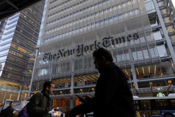 Pejalan kaki melewati gedung New York Times di Manhattan, New York, AS, 8 Desember 2022. REUTERS 