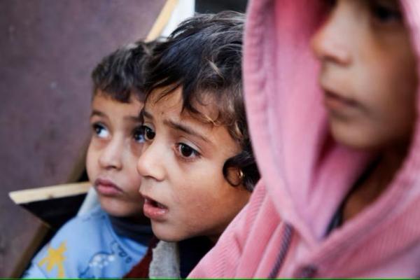 Anak-anak Palestina bereaksi di kamp tenda yang melindungi orang-orang terlantar, di daerah Al-Mawasi, di Khan Younis, Jalur Gaza selatan, 2 Januari 2025. REUTERS 